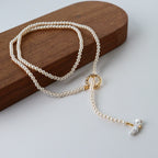 Collier lariat délicat en perles avec fermoir à bascule en perles baroques 