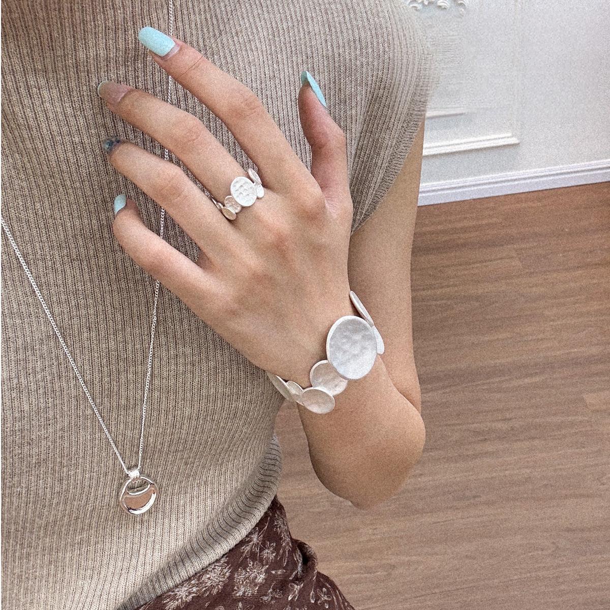 Ensemble bracelet manchette et bague ajustable à disque sculptural 