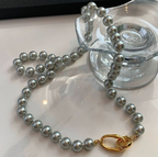 Collier de perles moderne avec fermoir organique plaqué or 18 carats 